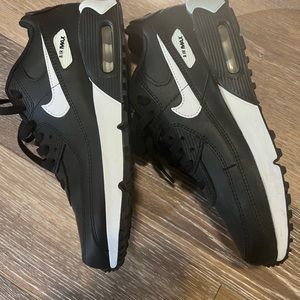 Nike air max (kids 6.5 Y)!!!!! Fits women’s 8